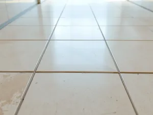 Czym wyczyścić fugi na podłodze? Sprawdzone metody i porady